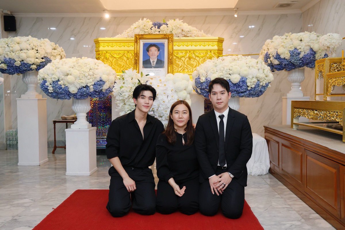 ผู้บริหาร ศิลปิน พนักงาน จาก บริษัท จีเอ็มเอ็มทีวี จำกัด และ บริษัท เดอะ วัน เอ็นเตอร์ไพรส์ จำกัด (มหาชน) รวมทั้งเพื่อนๆ พี่ๆ น้องๆ ในวงการ ร่วมพิธีสวดพระอภิธรรมศพ “คุณพ่อจุติณัฏฐ์ จิโรชน์ธิกุล” ที่วัดมกุฏกษัตริยารามราชวรวิหาร ขอแสดงความเสียใจด้วยนะครับ

#GMMTV