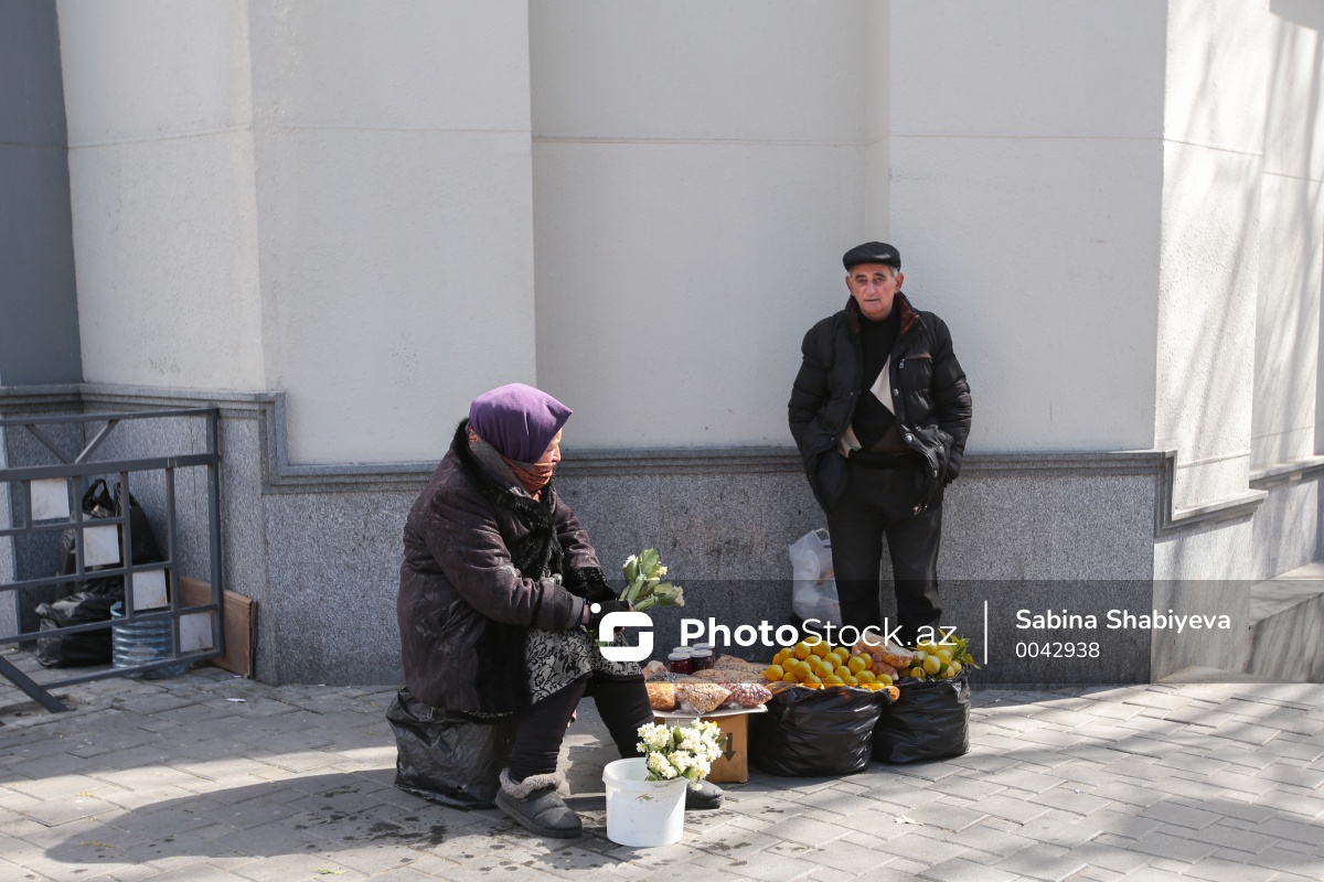 PhotoStockaz's tweet photo. 💐 👵🏼 Dəstələr şəklində hazırladığı nərgizləri ilə öz alıcısını gözləyən zəhmətkeş qadın 😊 👀
🗓️ Foto 8 mart 2023-cü ildə çəkilib
#bakıküçələri #küçəfotoqrafiyası #satıcı #gül #çiçək #güldəstəsi #streetphotography #bakustreets #gülsatışı #photostock #photostockaz