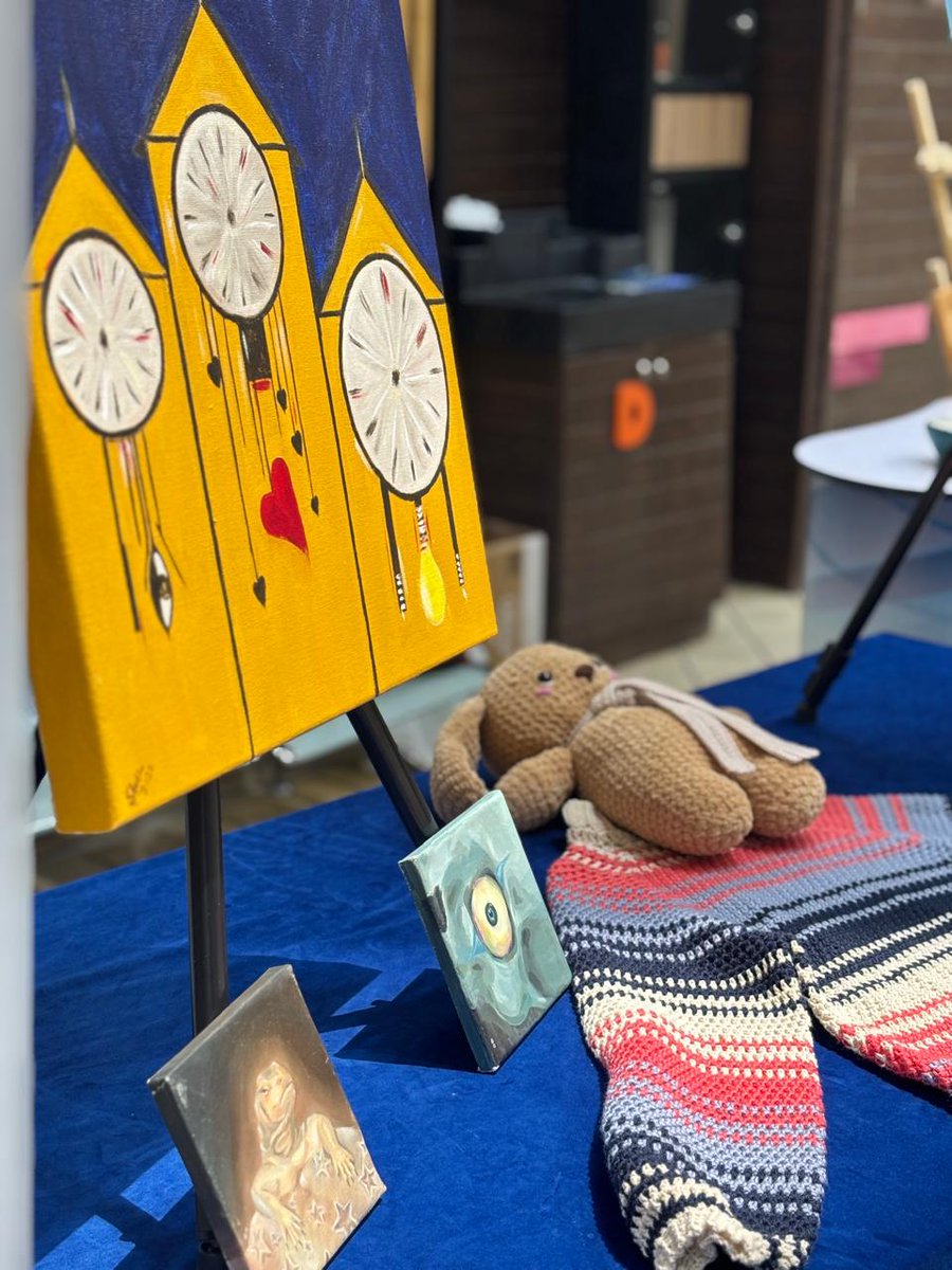 نظم #النادي_الثقافي_الاجتماعي بكلية <a href="/CSCIENCE_KSU/">كلية العلوم-جامعة الملك سعود</a> معرضاً فنياً مصغراً لأعمال الفنون والحرف اليدوية، شارك فيه طلاب وطالبات جامعة الملك سعود. 
حيث شارك في تقييم الأعمال نادي المرسم <a href="/ASCksu/">نادي المرسم</a> التابع لـ #عمادة_شؤون_الطلاب بـ #جامعة_الملك_سعود. 

#كليه_العلوم 
#جامعة_الملك_سعود