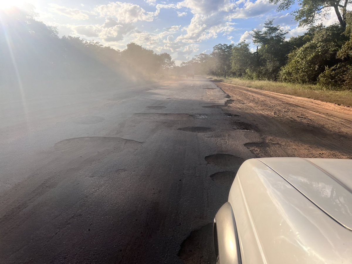 tinasheskies's tweet photo. @ZBCNewsonline Bulawayo Victoria Falls highway https://t.co/8YTAtM4Lti
