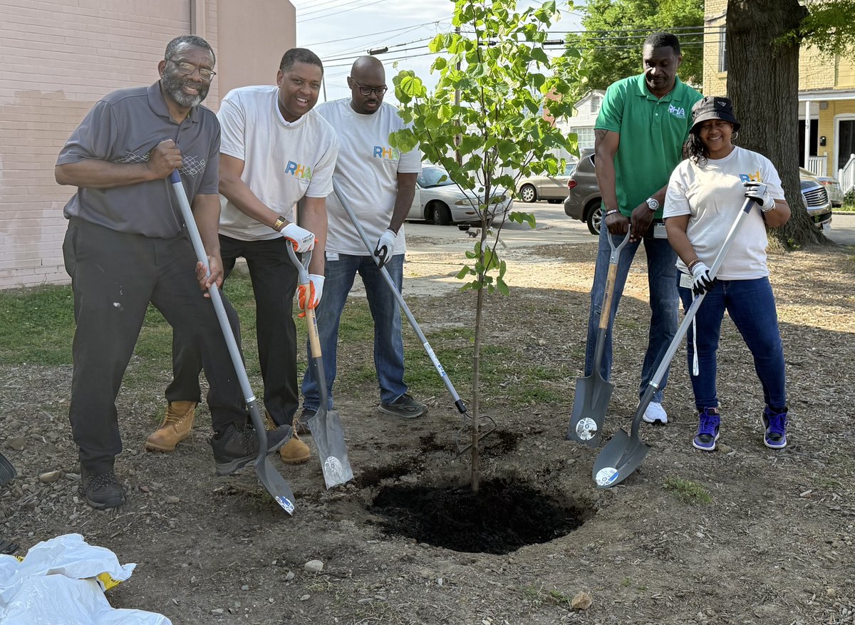 This is how RRHA does Earth Day! On 4/22/25. More than 100 RRHA employees &amp; volunteers from <a href="/STEPRichmond/">STEP Richmond</a>   came together to make Gilpin a cleaner, greener place to live! #Earthday, #GilpinCleanup, #JWForever, #HistoricJacksonWard, #RRHA, #WatchUsWork