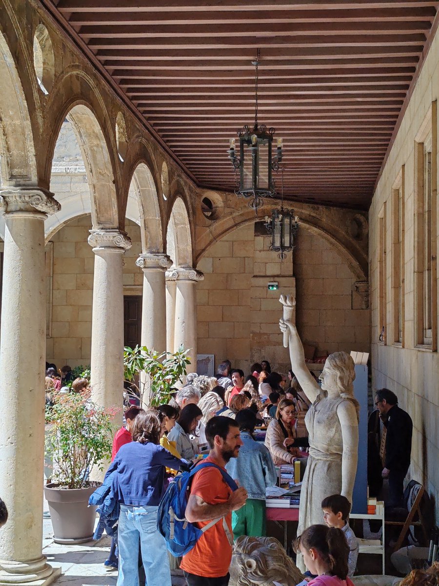 ferialibro_leon's tweet image. #FelizDiaDelLibro |  📖Después de la gran acogida esta mañana por parte de los #lectores del #DíaDelLibro Esta tarde están con todos vosotros para celebrar el &apos;Día Del Libro&apos; en León, Xicu ya Xara. 
⏰ 18.00h 🎶
📍Patio del Palacio de los Guzmanes 
  #LeónEsp #DiputacionDeLeón