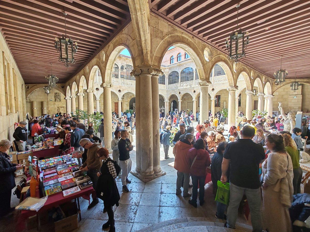 ferialibro_leon's tweet image. #FelizDiaDelLibro |  📖Después de la gran acogida esta mañana por parte de los #lectores del #DíaDelLibro Esta tarde están con todos vosotros para celebrar el &apos;Día Del Libro&apos; en León, Xicu ya Xara. 
⏰ 18.00h 🎶
📍Patio del Palacio de los Guzmanes 
  #LeónEsp #DiputacionDeLeón