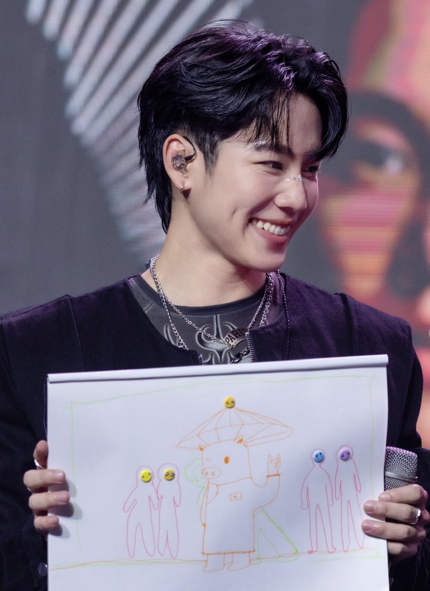 teamY2KVN's tweet photo. He drew Mooyor wearing "ao dai" with the Vietnamese flag on his heart. i cried. I so fucking love him so much 😭😭❤️❤️🇻🇳🇻🇳
#YinWarGameofFate
#YinWarExclusiveFMinVietnam
#yinyin_anw #warwanarat #หยิ่นวอร์
@yinyin_anw
@warwanarat
#teamY2KVN https://t.co/3ONaFH3roH