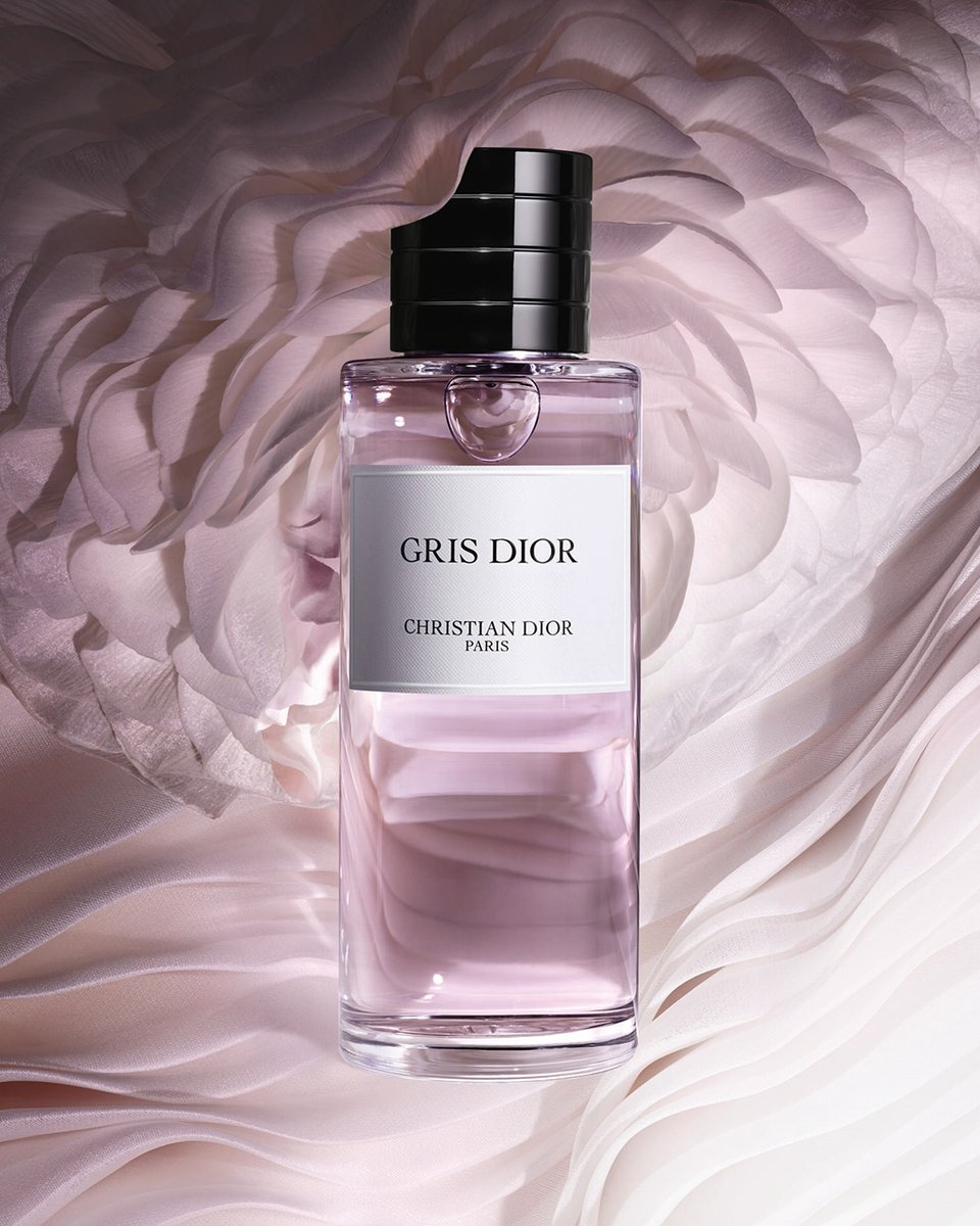 Dior's tweet photo. Gris Dior, a rose-chypre scent pleated with contrasts. From citrus to rose to woods, each facet blends into one seamless, signature trail.
#DiorBeauty #DiorParfums #DiorLaCollectionPrivee https://t.co/FNnhEpNX1E