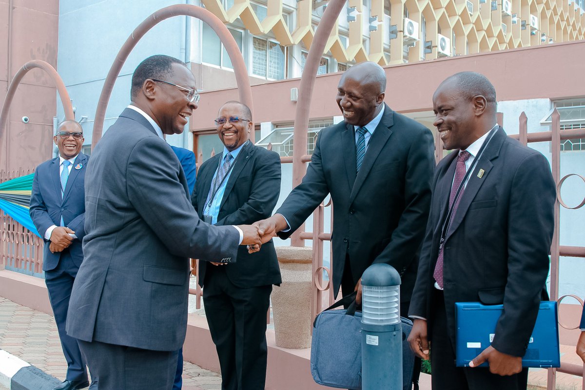 Waziri wa Nchi, Ofisi ya Rais-UTUMISHI na Utawala Bora Mhe. George Simbachawene akifurahia jambo na Katibu wa Sekretarieti ya Ajira katika Utumishi wa Umma, Bw. Mick Kiliba. Wa kwanza kulia ni Mkurugenzi Mkuu, Mamlaka ya Serikali Mtandao (eGA), Mhandisi Benedict Ndomba.