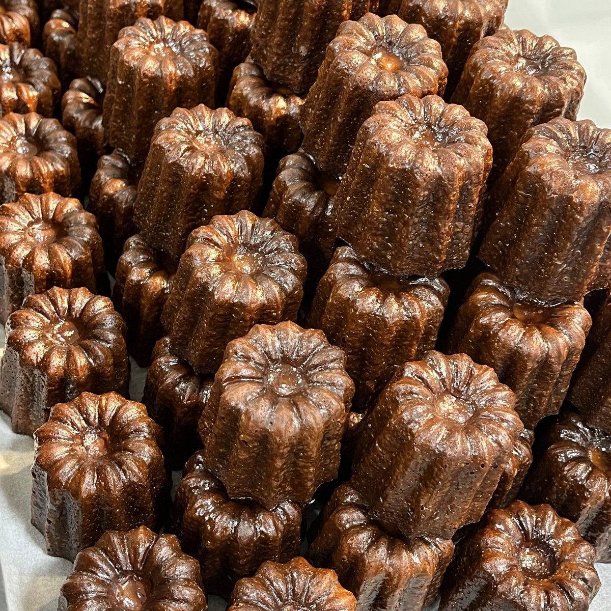 kana_s660's tweet image. 新宿伊勢丹フランス展に本日23日〜29日まで出店しています!🇫🇷
看板商品のカヌレをはじめ、焼きたてフィナンシェバニーユ、サブレ2種などたくさん商品ご用意しました!!
ギフトにぴったりのコフレアムールもございます🥰
お待たせしないように明日もっと頑張ります!💪🔥🔥🔥