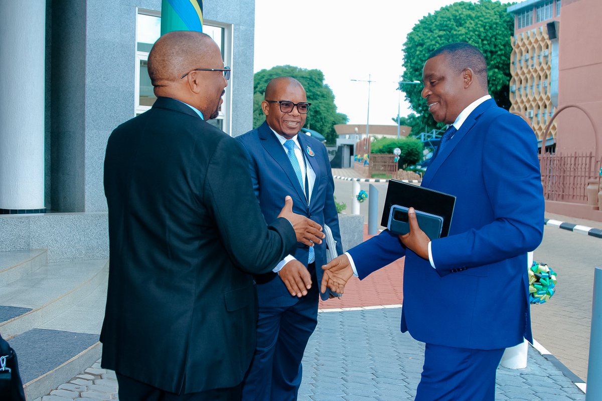 Katibu Mkuu-IKULU, Bw. Mululi Mahendeka (kulia) akisalimiana na Katibu Mkuu-UTUMISHI Bw. Juma Mkomi (katikati) na Naibu Katibu Mkuu wa Ofisi hiyo Bw. Xavier Daudi (kushoto)