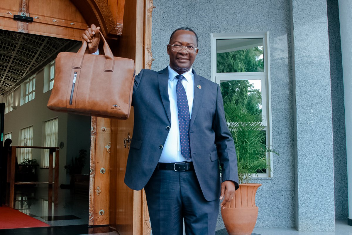 Waziri wa Nchi, Ofisi ya Rais, Menejimenti ya Utumishi wa Umma na Utawala Bora, Mhe. George Simbachawene akiwasili Bungeni kuwasilisha Hotuba ya Bajeti ya Ofisi yake kuhusu Makadirio ya Mapato na Matumizi  kwa mwaka wa fedha 2025/26 leo Aprili 23, 2025 jijini Dodoma.