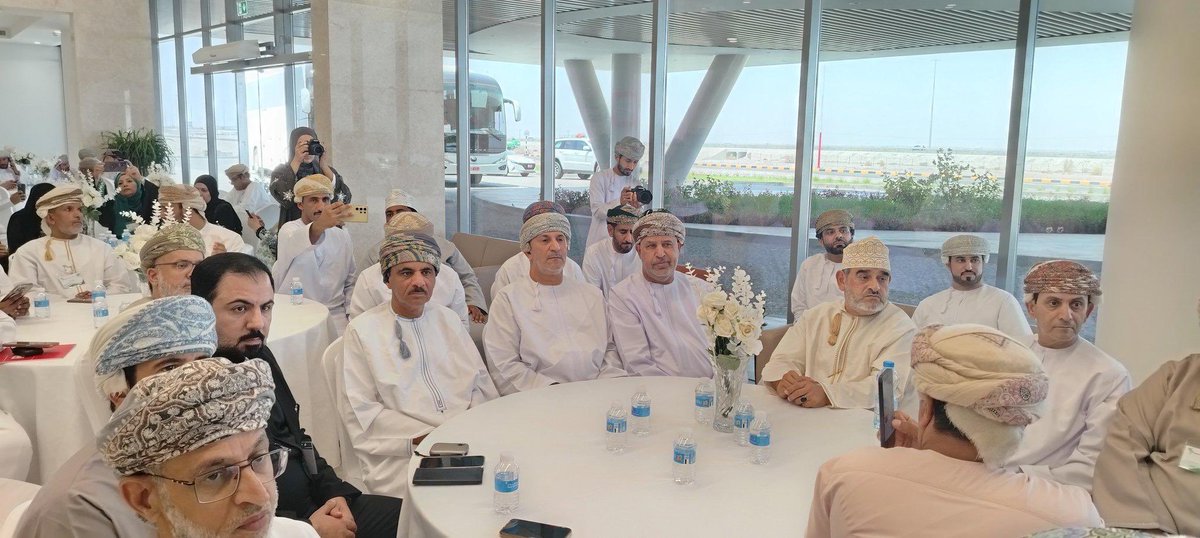 سعدنا في مدينة خزائن الاقتصادية باستقبال نخبة من الصحفيين والإعلاميين ضمن برنامج ملتقى جمعية الصحفيين العُمانية بمحافظة جنوب الباطنة، حيث تعرف الوفد على أبرز المقومات الاقتصادية والمشاريع النوعية التي تحتضنها خزائن، والتي تسهم بدورها في دعم جهود التنويع الاقتصادي في سلطنة عُمان.