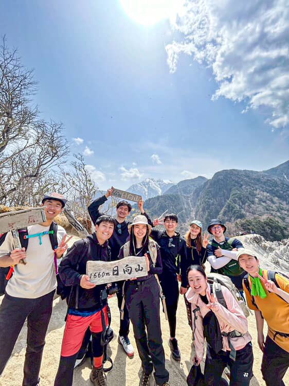poolo_climbing's tweet photo. 【登ってきたよ】

週末に、登山部メンバー計9名で、山梨県の #日向山 へ🥾

全員登頂成功！

天候に恵まれ、たっぷりと森林浴できました🌳
山頂間近には、白砂のビーチのような光景が広がっていました。

「天空のビーチ」は、まさに異空間の光景で、目にした時には驚きました🙌

#poolo #poolo登山部 https://t.co/W6YQUcNvUw