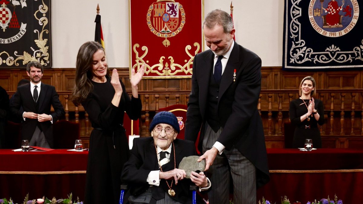 RAEinforma's tweet photo. El académico de la RAE y escritor Álvaro Pombo recibe el Premio Cervantes: https://t.co/i9J1tX6Gex. Foto: @CasaReal. https://t.co/KNxgP87AUr