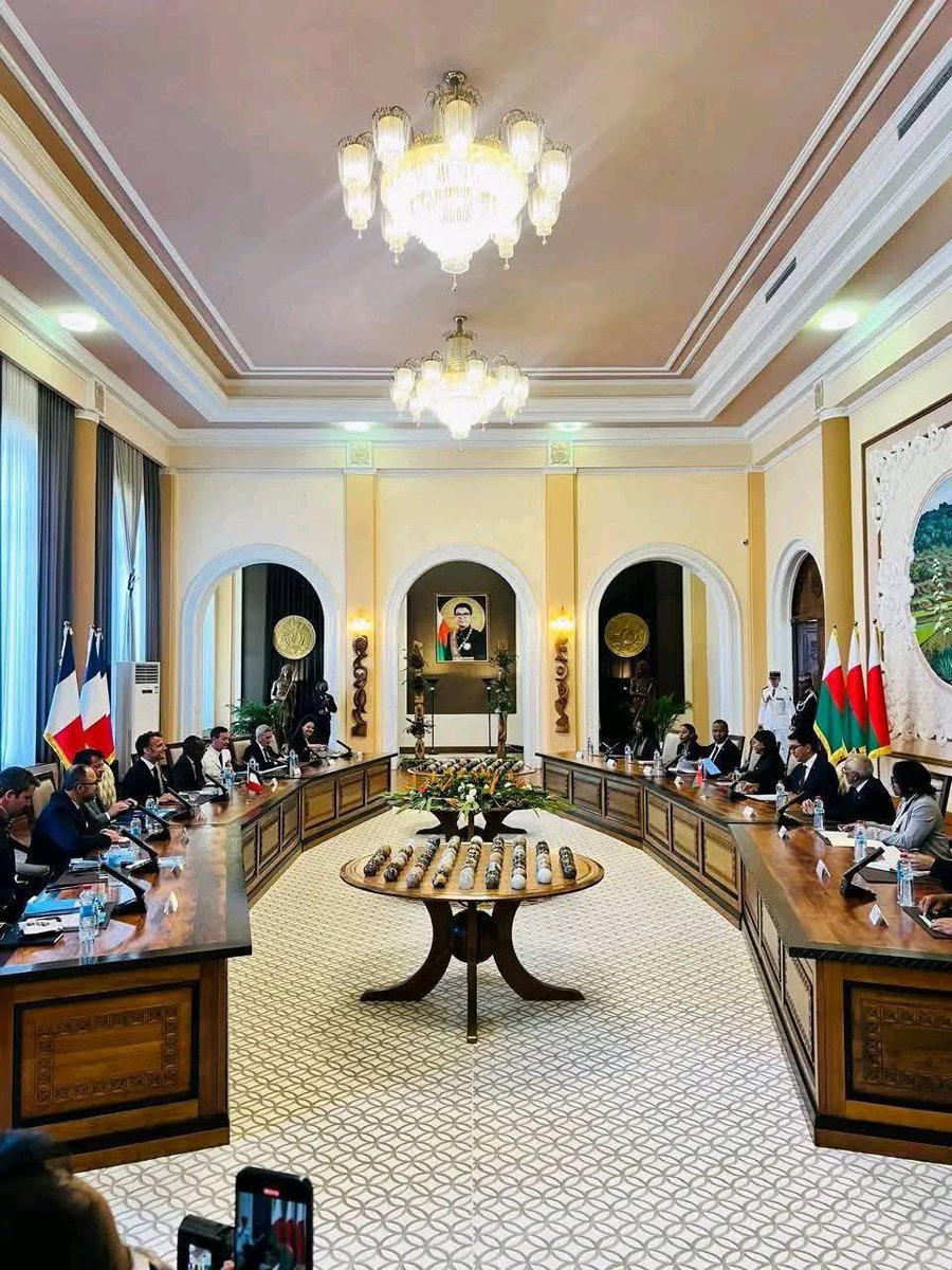 🇫🇷🇲🇬 Coopération renforcée entre Madagascar et la France !
Le Président Emmanuel Macron est en visite d’État avant le Sommet des Chefs d’État de la COI. Accords signés, échanges économiques et diplomatie au cœur des priorités.
credit photos | RNM