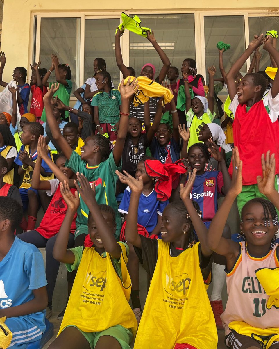 jojdakar2026's tweet photo. Le Brevet Olympique Civique et Sportif (#BOCS) en tournée dans le Nord du Sénégal 🇸🇳
La communauté du BOCS s'agrandit puisque le programme était déployé dans le Nord du Sénégal avec des escales à Saint-Louis, Louga et Matam la semaine passée.
Au total, ce sont plus de 360 enfants qui se sont appropriés avec enthousiasme les activités proposées par le BOCS et qui ont été sensibilisés aux valeurs de l'olympisme. Le plan de déploiement national du BOCS prévoit d'impacter plus de 900 000 élèves d'ici 2026 dans tout le territoire mais surtout d'autonomiser les établissements impliqués.
L'occasion pour le COJOJ de promouvoir les Jeux Olympiques de la Jeunesse Dakar 2026 à plus de 18 mois de la compétition et d'assurer l'engagement de toute la population dans cet événement d'envergure internationale.
#Dakar2026