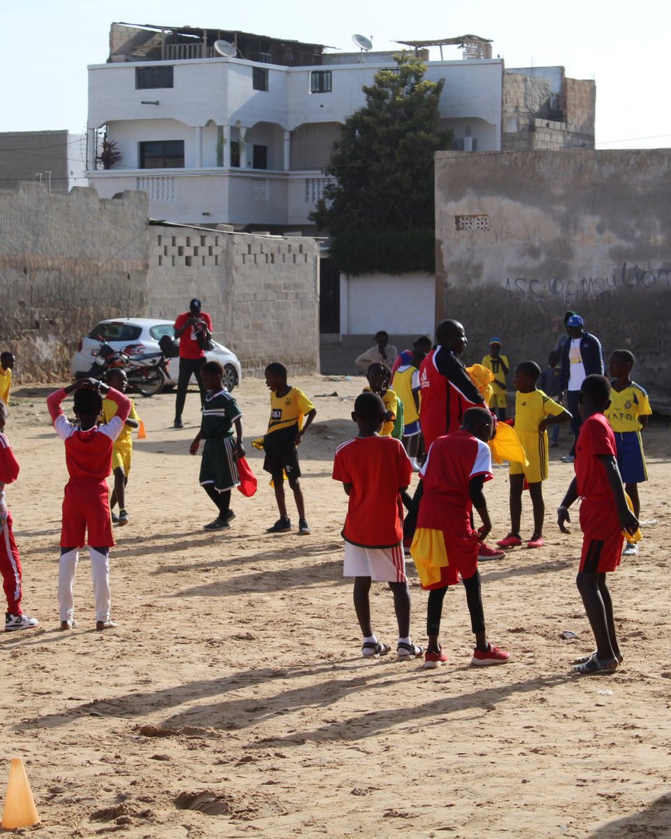 jojdakar2026's tweet photo. Le Brevet Olympique Civique et Sportif (#BOCS) en tournée dans le Nord du Sénégal 🇸🇳
La communauté du BOCS s'agrandit puisque le programme était déployé dans le Nord du Sénégal avec des escales à Saint-Louis, Louga et Matam la semaine passée.
Au total, ce sont plus de 360 enfants qui se sont appropriés avec enthousiasme les activités proposées par le BOCS et qui ont été sensibilisés aux valeurs de l'olympisme. Le plan de déploiement national du BOCS prévoit d'impacter plus de 900 000 élèves d'ici 2026 dans tout le territoire mais surtout d'autonomiser les établissements impliqués.
L'occasion pour le COJOJ de promouvoir les Jeux Olympiques de la Jeunesse Dakar 2026 à plus de 18 mois de la compétition et d'assurer l'engagement de toute la population dans cet événement d'envergure internationale.
#Dakar2026
