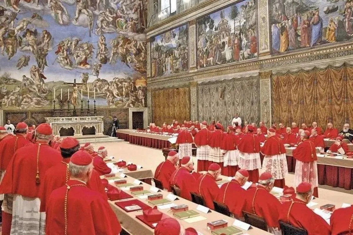 Aviso para navegantes, especialmente para aquellos que quieren superar su infantilismo religioso: el papa no es elegido por el Espíritu Santo, sino por los señores cardenales, concretamente por dos tercios de los votos.
Esto nos lo enseña la teología y la historia de la Iglesia.