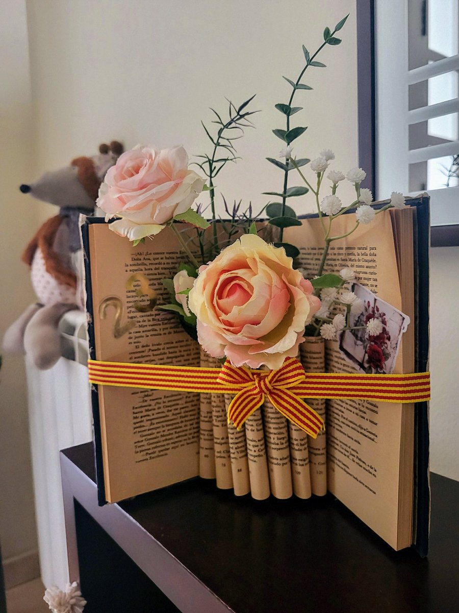 d4ee2ecdacfa444's tweet photo. #Feliz día de Sant Jordi#📚🌹❤️ https://t.co/Cp4Dbbvw89