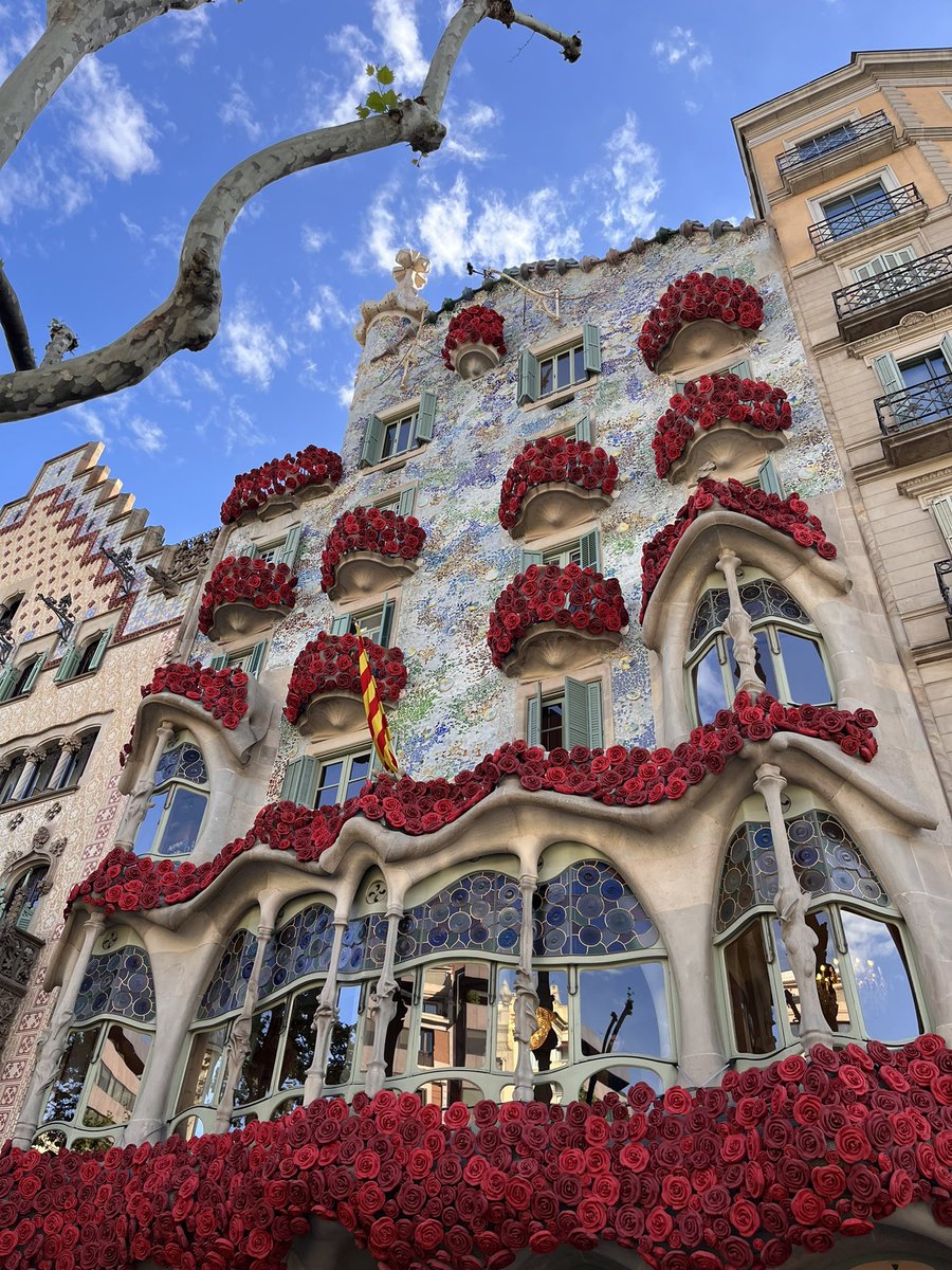 martalsierra's tweet photo. El millor dia de l’any 🌹🌹🌹 carrers plens de roses, llibres i amor!!! Feliç diada de Sant Jordi ❤️ https://t.co/T4Cc39b3sK