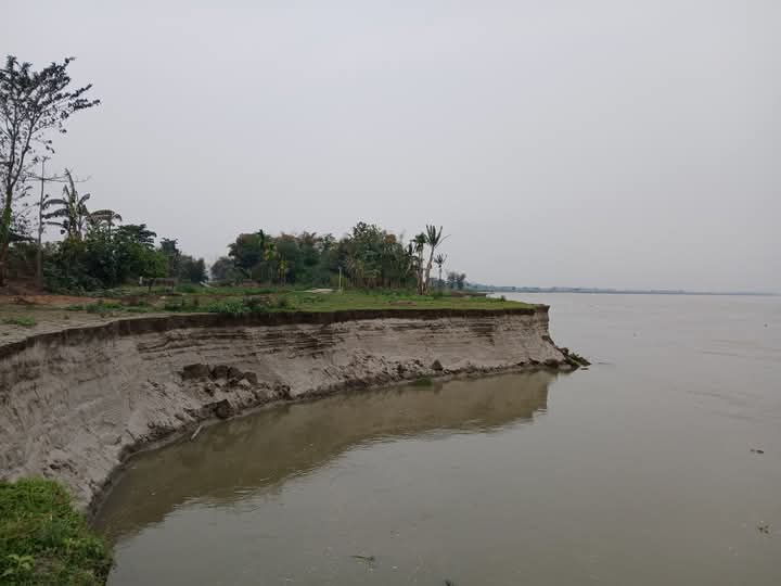 BituponDoley's tweet photo. @Pijush_hazarika @himantabiswa @CMOfficeAssam @ranojpeguassam @bhubon_pegu1970 @PradanBaruah Hon'ble Minister, please look into the severe erosion caused by Brahmaputra &amp; Subansiri in Narayanpur,Bihpuria Constituency (Lakhimpur-Majuli border).Over 10 villages are vanishing.We urge a permanent solution,not just temporary relief.@CMOfficeAssam @sdma_assam @assamtribuneoff https://t.co/EnCPtkY9Af