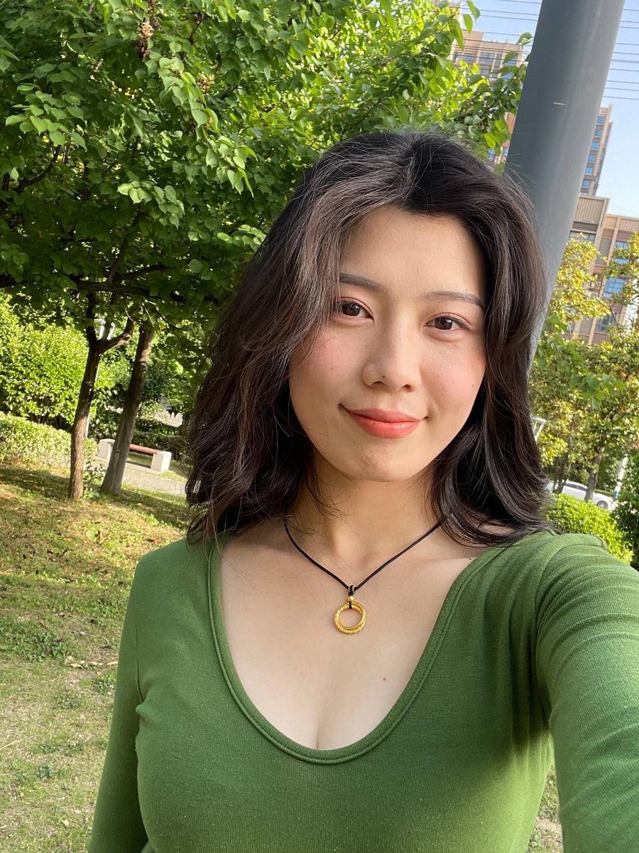 抿嘴微笑是生活，而张嘴含住的是欲望… 

到了姐姐这个年纪，期待的无非是一些不妨碍生活的刺激感～只是没想到他真的这么大… 

还有人想感受下姐姐舌头的温暖吗～
@luluzujiao https://t.co/vWSTwONIkD