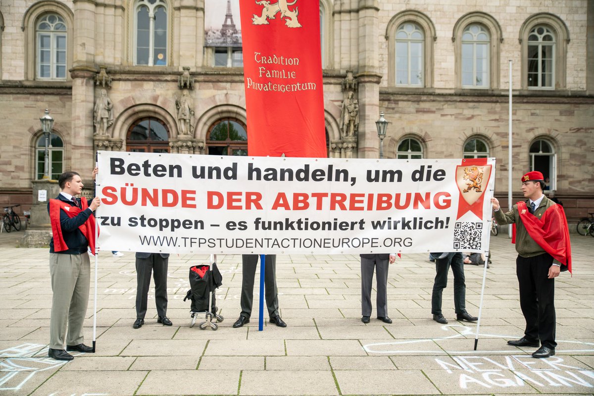 foto_kemp's tweet photo. Sieben TN bei christlich-fundamentalistischer Anti-Abtreibungskundgebung in #Göttingen #Niedersachsen am 23.04.2025.

Organisator war die katholische Gruppierung "Tradition, Familie, Privateigentum" (#TFP).
#gö2304

Alle Fotos: https://t.co/R9qYvj0LAK https://t.co/j83oSPg2O6
