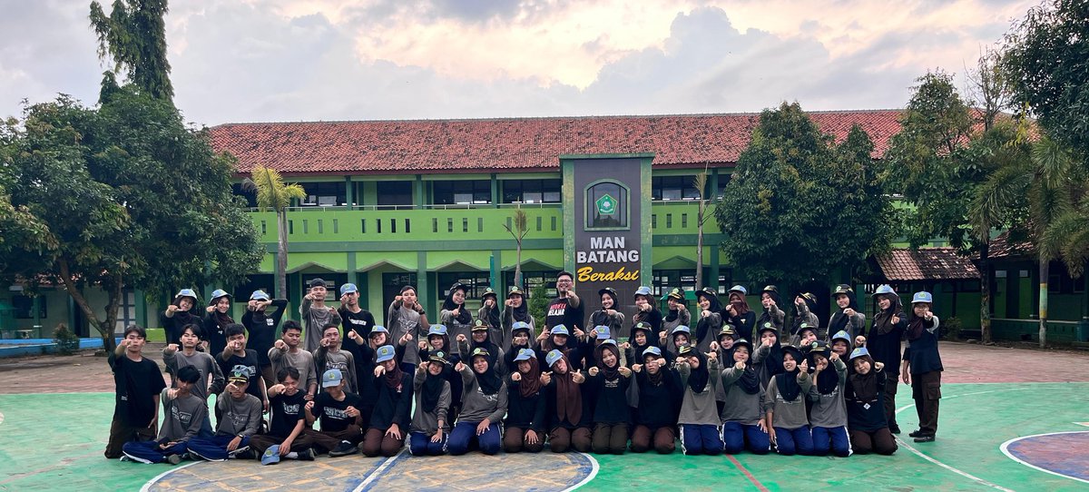 BatangOsis's tweet photo. UPDATE OSMAN!
Hallo sobat!! Tau ga? Hari ini ada kegiatan Latihan Peraturan Baris Berbaris (PBB). Kegiatan PBB ini adalah salah satu proker Departemen Bela Negara. 

Nah.. poin utama disini sangat seru lohh‼️ Poin utamanya adalah PBB hari ini bersama ⚜️Dewan Ambalan MAN Batang⚜️ https://t.co/0Lx6DFy3UA