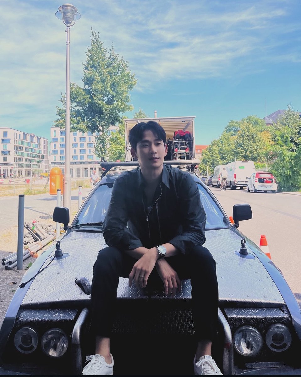 yeppeuN618's tweet photo. My most fave flexing pic if you know what i mean🫰🏻😉 and he’s so damn manly and handsome as always.

#KimSoohyun TOO REAL TO CANCEL #SooHyunStandsGlobal https://t.co/e9ZfdLAtfg