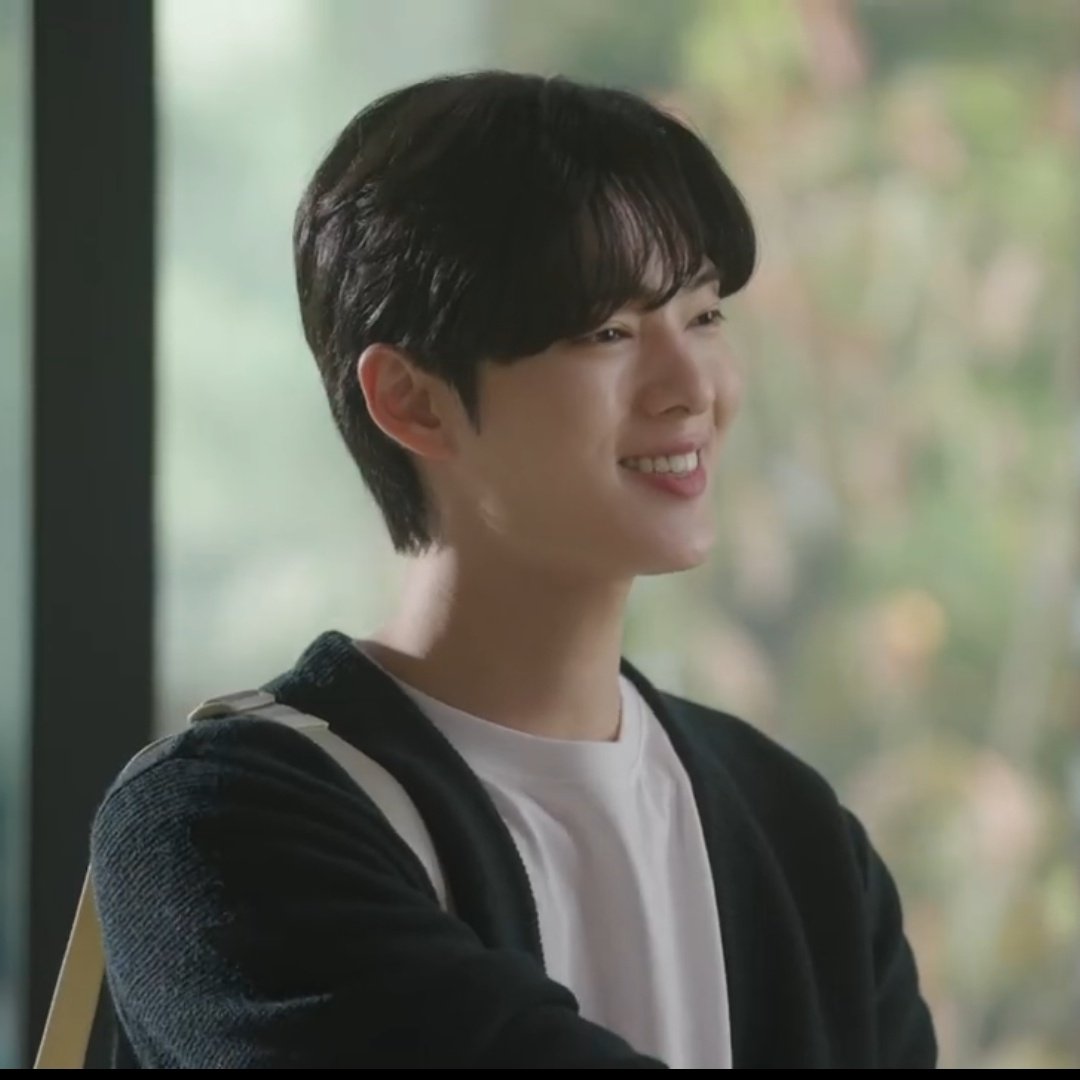 yeownlvr's tweet image. His enthusiasm towards "unrequited love" definitely gonna bite his ass at the end 

#SomethingIsNotRight