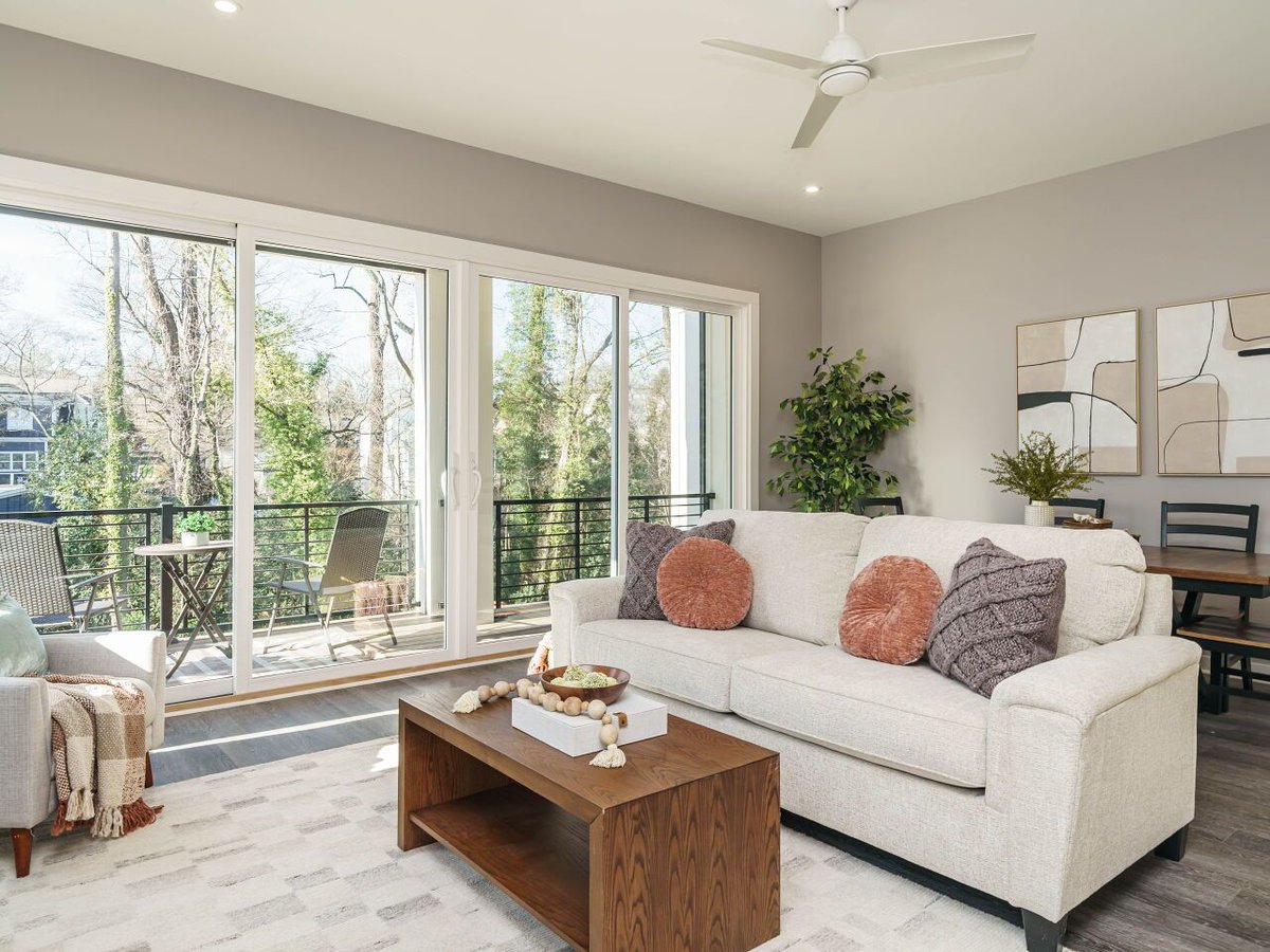 UBSolutionsITB's tweet photo. Natural light. 🌤️ Oversized windows. 🪟 Outdoor space. 🌳 Our Five Points townhomes have it all! The only thing missing? You! Check out our finished model home gallery at https://t.co/Lt2xpiMdJd and schedule your tour of new units delivering this season... https://t.co/ThrsgEQbEg