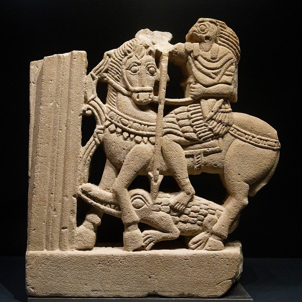 Happy #StGeorgesDay to folks marking it! St George is venerated as ‘Prince of the Martyrs’ in the #Egyptian Coptic Church. Some say his famous dragon-slaying depictions draw on ancient models, such as this #Nubian carving of Horus as a Roman horseman spearing a crocodile #history