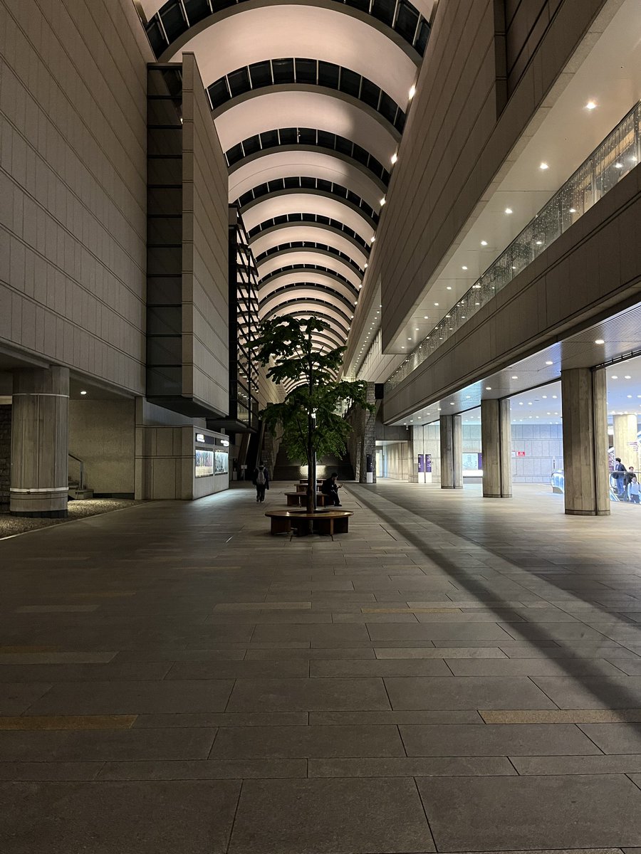 大学進学で上京した4月、演劇学科の同期の家で朝まで喋って、明日NODA・MAPやってるぞって気づいて慣れない電車調べて1500円のZ席で同期3人と一緒に東京初観劇したのが新国立劇場の大劇場だったなってそういえば
21年経って、小劇場ですが新国立劇場に来ました
#見上げんな！ 東京公演、明日からです。