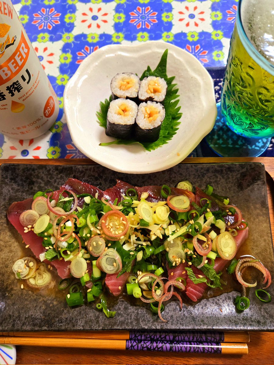 ManpukuRecipe's tweet photo. とても疲れた日の労り晩酌
半額の鰹は脂ノリノリで美味でした https://t.co/pXxlnsSsQt