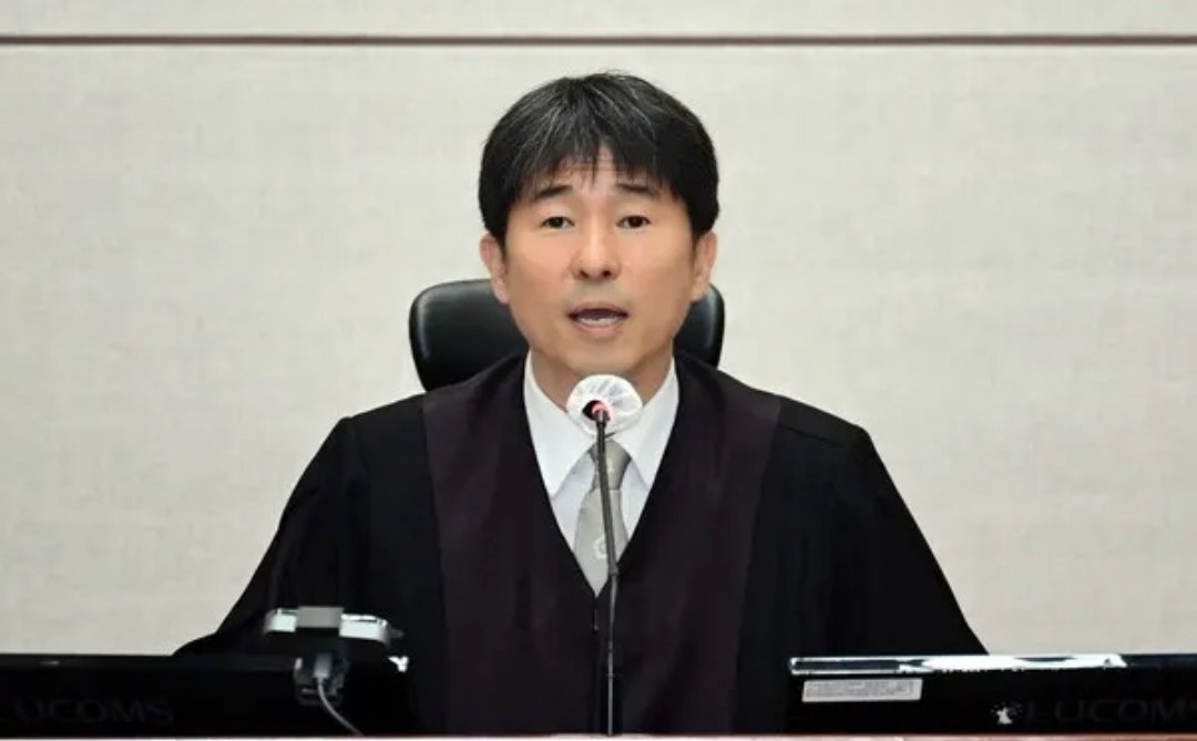 ESKdb7tHiavmNLn's tweet image. 내혼자 천날만날 욕해봐야 
무슨 효과가 크겠냐? 
이건 이것대로 하고 
유투브 돌아댕기면서 노출 많이 되라고
지귀연 까는 영상 싹다 좋아요 누른다.
😂 😆 😂 😆 😂 😆 😂