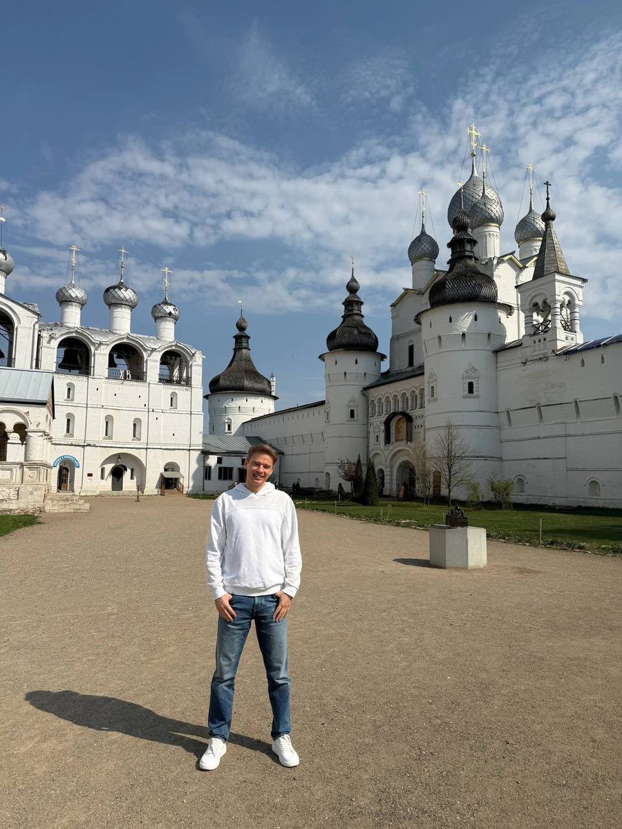 По пути из Ярославля есть город Ростов, Успенский собор. Здесь снимали «Иван Васильевич меняет профессию». 

Узнаете места?)