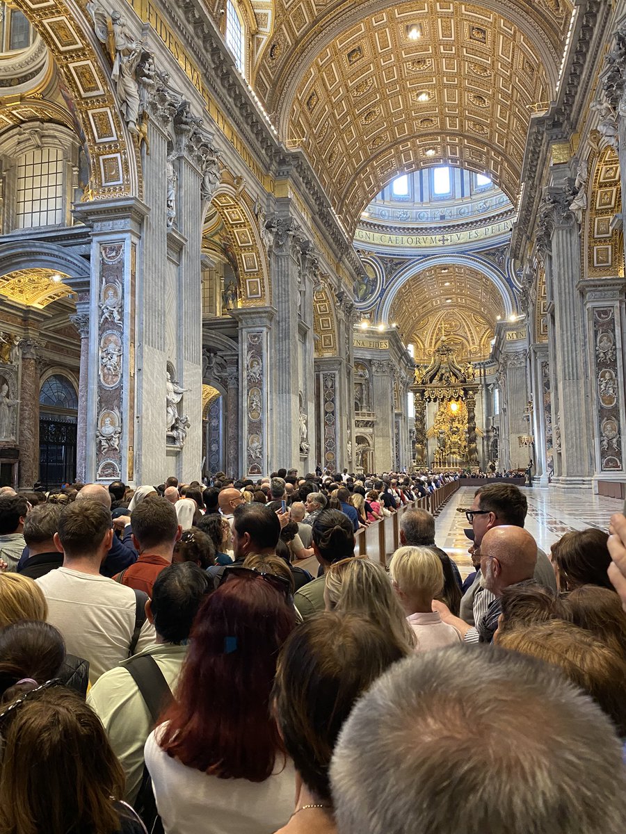 #PapaFrancesco #PapaFrancisco : la basilique Saint-Pierre s’est remplie de fidèles venus dire adieu à François. Des milliers de visiteurs et des heures d’attente pour espérer entrevoir le cercueil. <a href="/RMCInfo/">RMC</a>