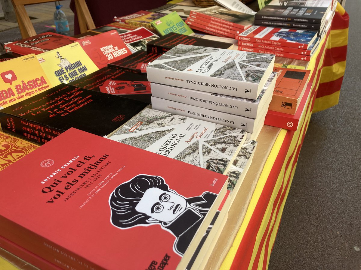 ComunistesSbd's tweet photo. 🌹Feu Sant Jordi comunista! 🐉

📍Ens podeu trobar a La Rambla, a la parada #74, entre els carrers Riego i Gurrea.

📚Veniu! https://t.co/okrVm2Ny3C