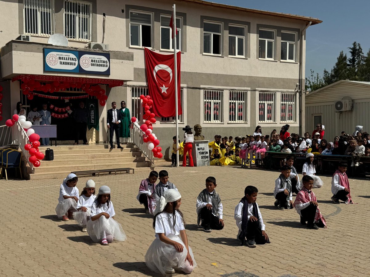 YesilayUrfa's tweet photo. 23 Nisan Ulusal Egemenlik ve Çocuk Bayramı farkındalık programları kapsamında Harran-Bellitaş İlkokulu'nda minik öğrencilerimizle bir araya geldik.
Geleceğimizin teminatı olan çocuklarımızın hazırladığı birbirinden güzel gösterilere katılarak onların heyecanına ortak olduk. Çocuk oyunlarıyla doyasıya eğlenip ardından yüz boyama etkinliği gerçekleştirdik. Velilerimize broşürlerle  bilinçlendirme çalışmalarımızı gerçekleştirdik.
Bu anlamlı günde bizleri yalnız bırakmayan tüm öğrencilerimize, değerli velilerimize, Bellitaş İlkokulu öğretmenlerine ve etkinliğimizde emeği geçen gönüllülerimize teşekkür ederiz. 🇹🇷💚

@mehmetDinc1920 
@hasansildak