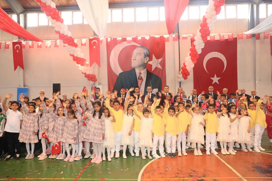 23 Nisan Ulusal Egemenlik ve Çocuk Bayramı İlçemizde Düzenlenen Törenle Kutlandı.
Gazi Mustafa Kemal Atatürk başta olmak üzere, tüm şehit ve gazilerimizi rahmet ve minnetle anıyor, çocuklarımızın 23 Nisan Ulusal Egemenlik ve Çocuk Bayramını kutluyoruz.🇹🇷