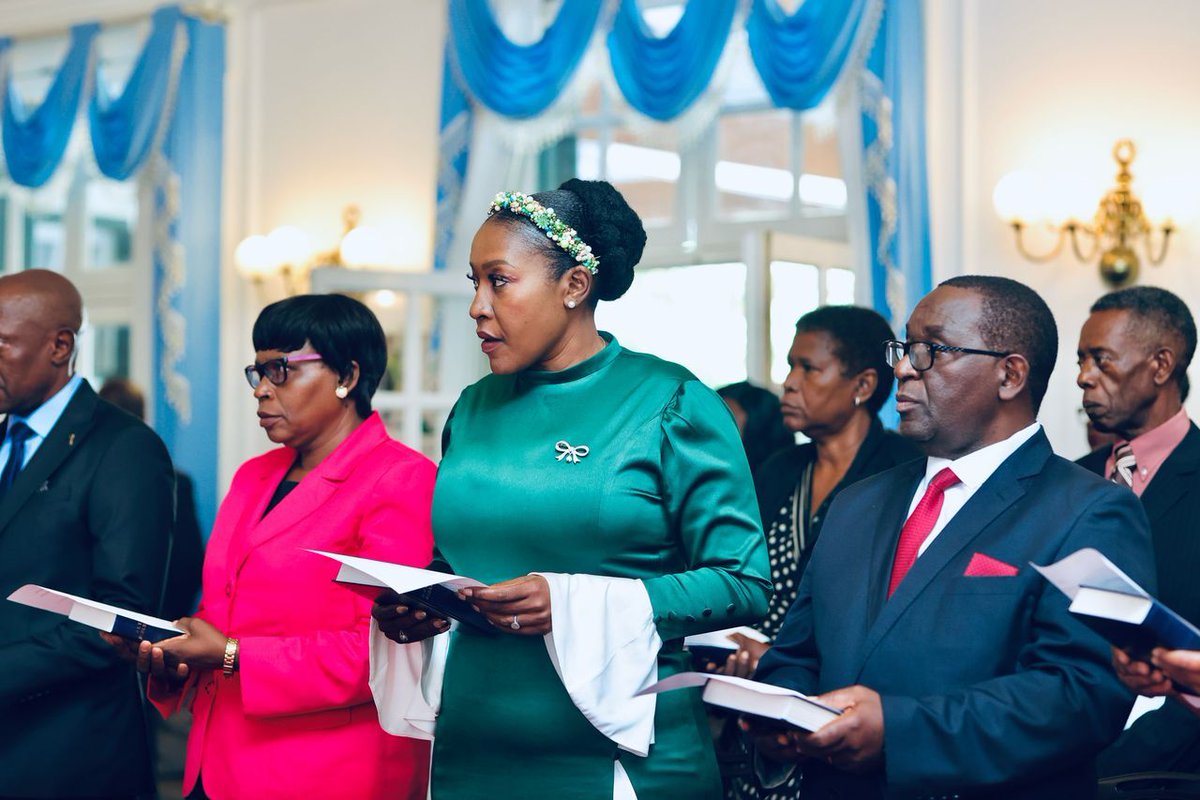 KaziboniN4091's tweet photo. President @edmnangagwa administers oath of office to newly appointed commissioners for the Zimbabwe Anti-Corruption Commission (ZACC), Defence Forces Service Commission, & the Human Rights Commission at an official ceremony at State House this morning.
#Updates4ED
#EDevolution https://t.co/1a8D1msxY6