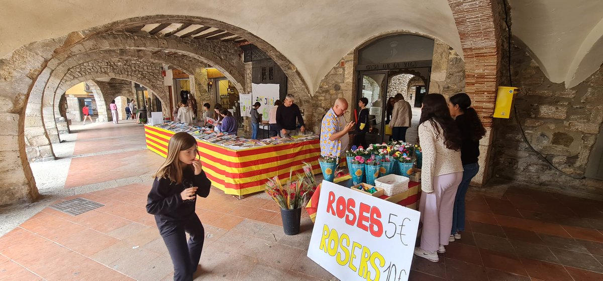 Els joves de l’IE Besalú porten llibres i roses al cor de la vila per la diada de Sant Jordi  gironanoticies.com/noticia/266865…

La plaça de la Llibertat acull la iniciativa dels escolars, que aquest any també ofereixen llibres de segona mà  #Besalú #SantJordi2025  <a href="/Aj_Besalu/">Ajuntament de Besalú</a>   <a href="/lluisguino/">Lluís Guinó Subirós</a>