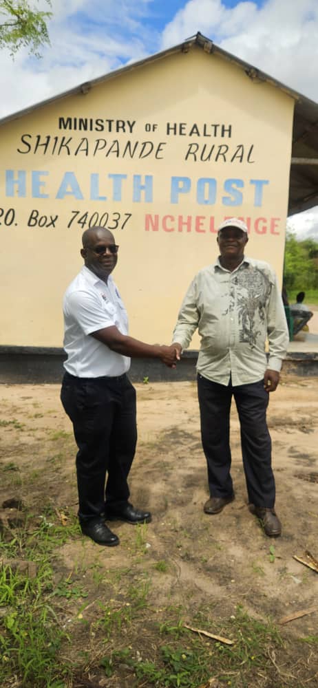 NHRTI_ndola's tweet photo. NHRTI Director General Dr. Gershom Chongwe shakes hands with Headman Shikapande following the official handover of the site for the construction of 15 experimental huts at Shikapande Health Post in Nchelenge District. https://t.co/zvoCa58K5z