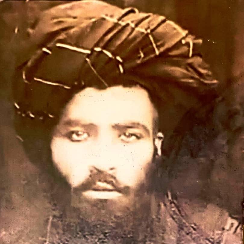 #ثالث_عمر
د ثور څلورمه د ا.ا.ا د مؤسس مرحوم امیر المؤمنین ملا محمد عمر مجاهد د وفات ورځ ده. هغه د تظاهر او نمایش په دې عصر کې چې د فوټوګرافۍ په زور اتلان جوړیږي د عمل قهرمان و. له هغه نه د لاندیني تصویر په شان څو پيکه تصویرونه او غرونه غرونه کردار تر شا پاتې دی. 
روح دې یې ښاد او