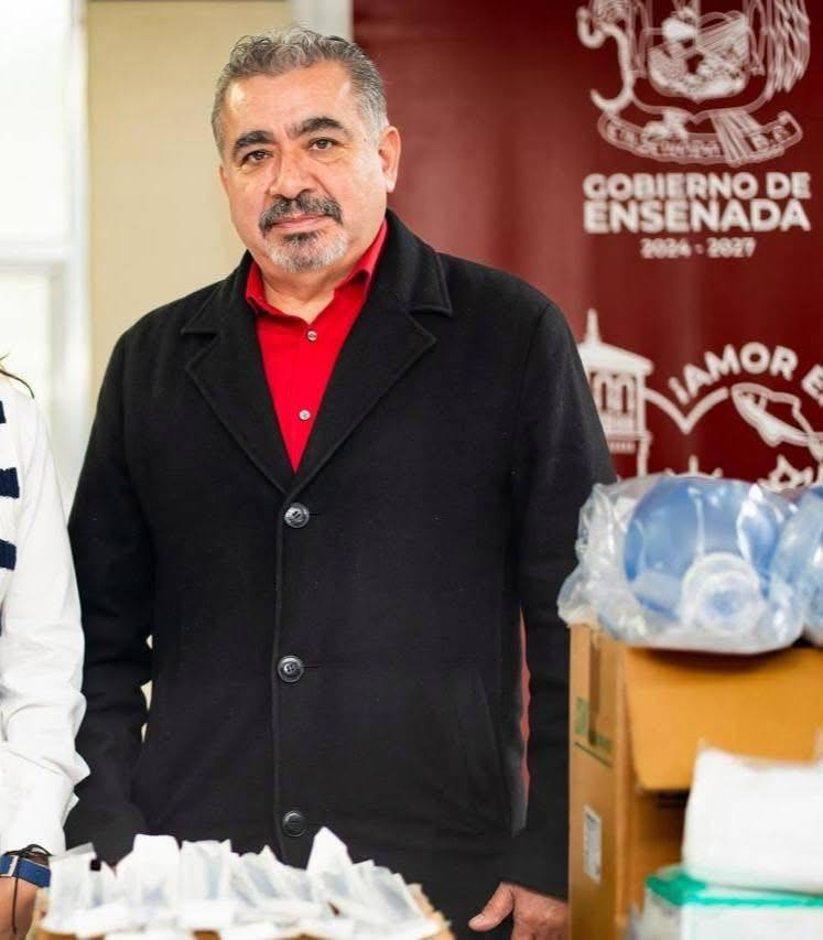 Juan_OrtizMX's tweet photo. 🗳📌 DENUNCIÓ QUE EL HOSPITAL NO TENÍA MEDICINAS… Y LO CORRIERON

José Juan Godínez Montaño fue despedido como director del Hospital General de Ensenada del IMSS-Bienestar. 

Y "casualmente" después de decir que el hospital no tiene lo básico para atender a la gente:

📍Medicinas
📍Insumos de curación
📍Lavandería y cocina descompuestas
📍Falta de personal
📍Equipo médico sin mantenimiento. 

Todo eso lo reportó por escrito el 8 de abril. 

Dijo, textual, que la situación “pone en riesgo la vida de las personas que acuden solicitando atención”.

¿Y qué hicieron desde el IMSS-Bienestar? 
¿Mandaron ayuda? 
¿Solucionaron algo? 

No. Lo cesaron del cargo.

El oficio de destitución llegó el 16 de abril firmado por el coordinador estatal de servicios de salud. 

Le dieron las gracias y le recordaron que haga su entrega-recepción. 

Así como si nada. 
Como si fuera un trámite de oficina. 
Como si no estuvieran jugando con vidas humanas.

Y lo más cínico: dicen que le darán “una nueva encomienda” dentro de la coordinación estatal.

 Como premio de consolación.

¿Qué mensaje se manda?

Si un hospital no tiene con qué operar no importa. Lo que importa es que no lo digas en voz alta.