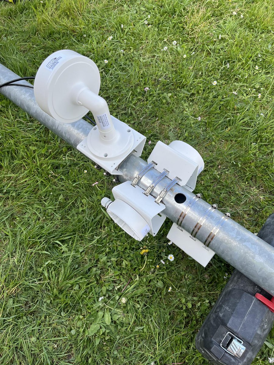 PointInformatiq's tweet image. Installation de caméras de vidéosurveillance sur un poteau. Nous assurons également la pose du poteau et le passage des câbles . point-tech.fr