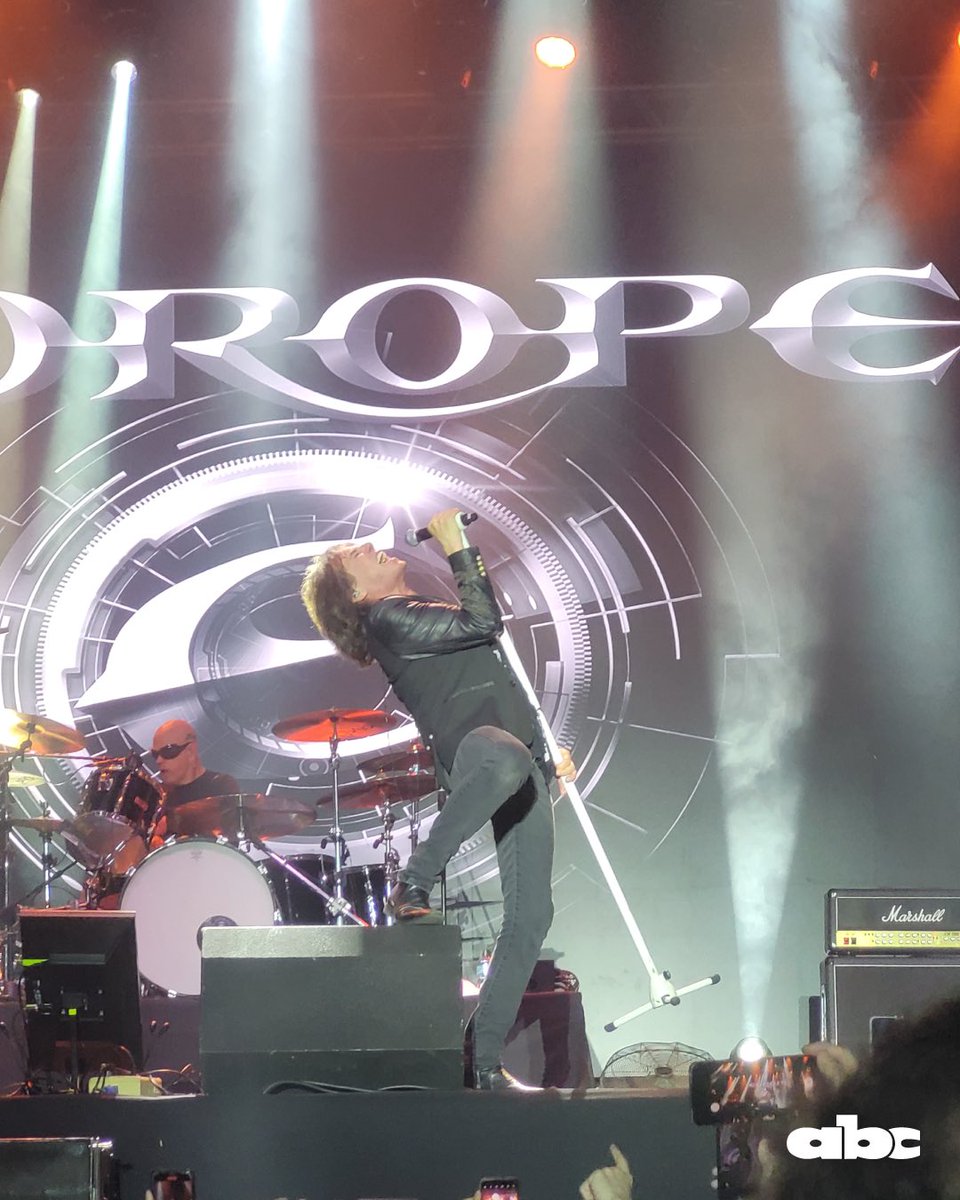 Romance985's tweet photo. 🎸 ¡NOCHE ÉPICA EN EL YACHT!

🤩 Así se vivió el concierto de Europe por primera vez en Paraguay 🇵🇾

🔥 La legendaria banda sueca de rock, liderada por Joey Tempest, hizo temblar el Yacht y Golf Club Paraguayo anoche con temazos como The Final Countdown, Carrie y Rock the Night. 🎶 

🔸 El grupo con más de 40 años de trayectoria encendieron el escenario con un gran show, creando un momento histórico para el rock en el país. 

📸 @JorgeMontefilpo 🤘

98.5FM🎧 Solo Éxitos.
🔗https://t.co/1xieAzYSd5