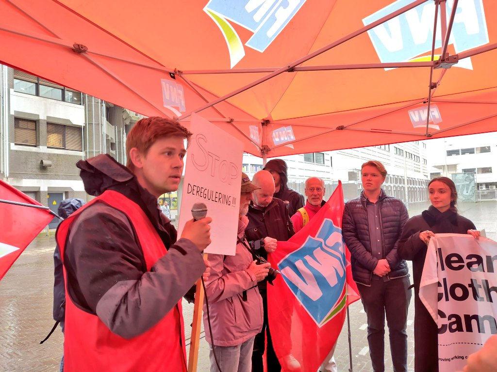 - Werknemersrechten door de shredder
- Bedrijven komen weer weg klimaatschade
- De kettingzaag in mensenrechten

Dat wil <a href="/vonderleyen/">Ursula von der Leyen</a> met haar Omnibusvoorstel. Ze breekt rechten af om grote bedrijven te pleasen.

Sta samen met ons op voor de Antiwegkijkwet:
Stop de #Omnibus!