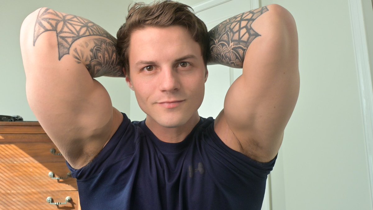 MuscleGodMarcus tweet media