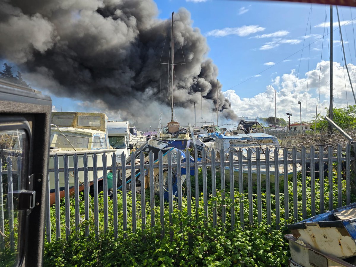 HantsIOW_fire's tweet photo. 🚒 Our teams worked hard tackling a fire involving five boats and a shipping container which sent black smoke up into the Portsmouth sky yesterday afternoon.

The boatyard blaze generated more than forty 9⃣9⃣9⃣ calls into our Control Room.

Read more 👉 https://t.co/EJjKazMjWv https://t.co/RulDIK6VxQ