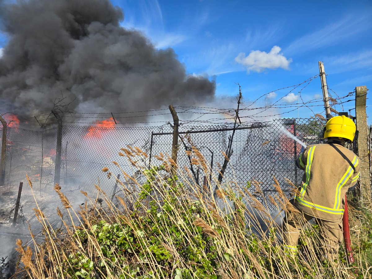HantsIOW_fire's tweet photo. 🚒 Our teams worked hard tackling a fire involving five boats and a shipping container which sent black smoke up into the Portsmouth sky yesterday afternoon.

The boatyard blaze generated more than forty 9⃣9⃣9⃣ calls into our Control Room.

Read more 👉 https://t.co/EJjKazMjWv https://t.co/RulDIK6VxQ