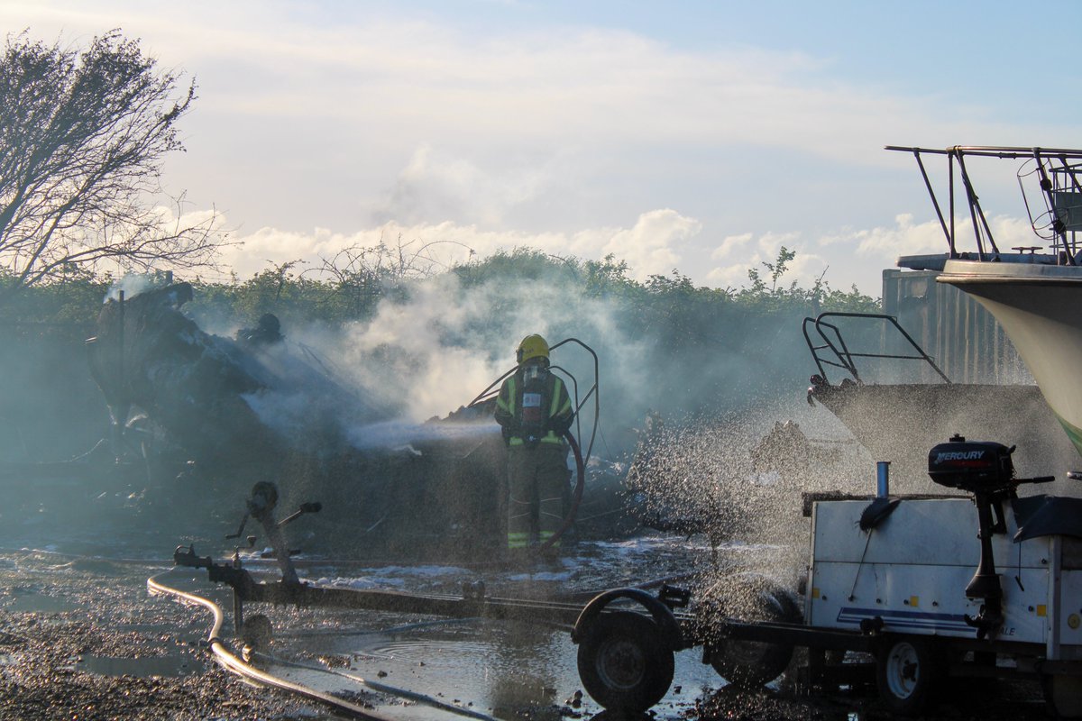HantsIOW_fire's tweet photo. 🚒 Our teams worked hard tackling a fire involving five boats and a shipping container which sent black smoke up into the Portsmouth sky yesterday afternoon.

The boatyard blaze generated more than forty 9⃣9⃣9⃣ calls into our Control Room.

Read more 👉 https://t.co/EJjKazMjWv https://t.co/RulDIK6VxQ
